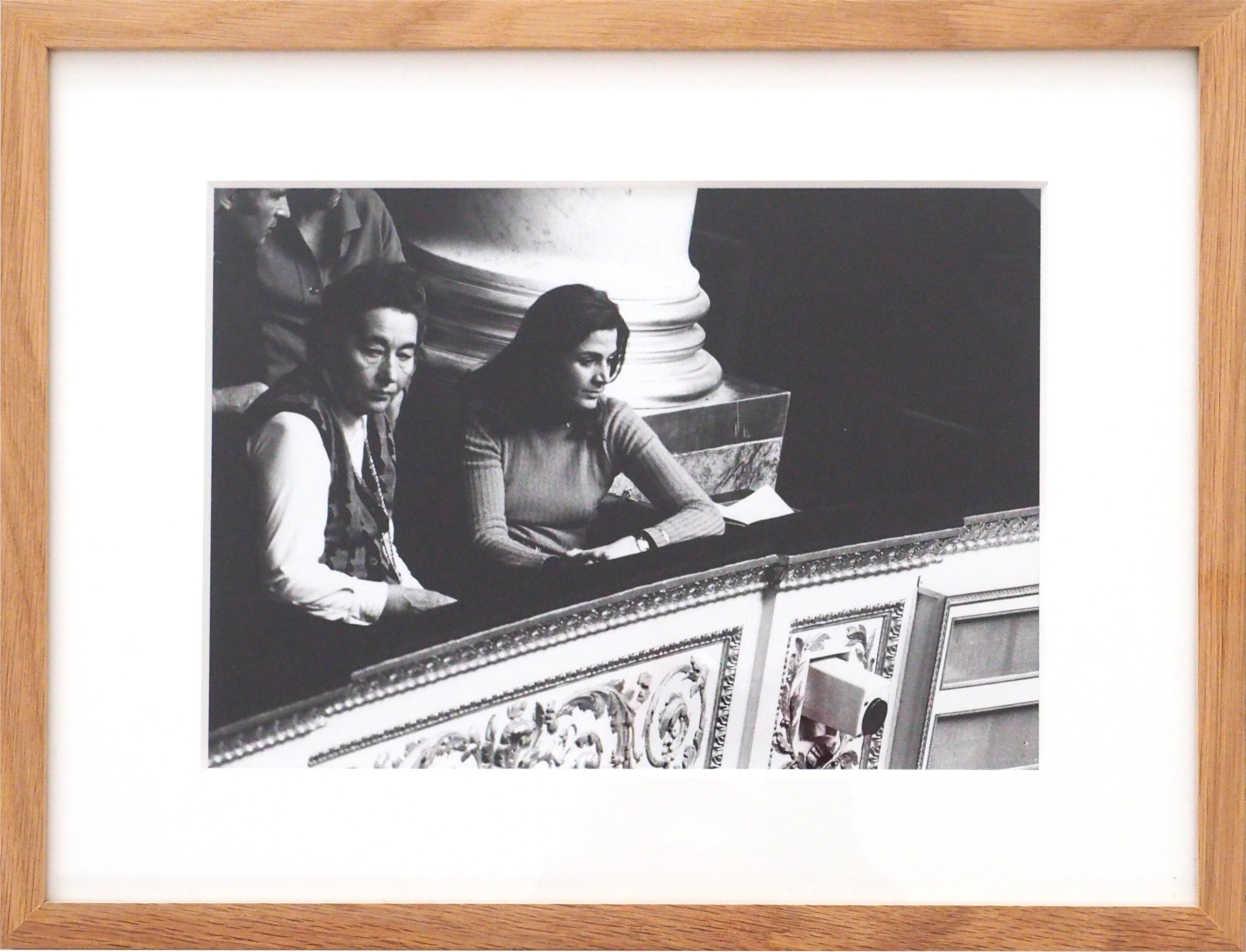Gisèle Halimi et Simone de Beauvoir à l'Assemblée Nationale pendant les débats sur l'IVG le 27 novembre 1974_(Série Simone Veil)
